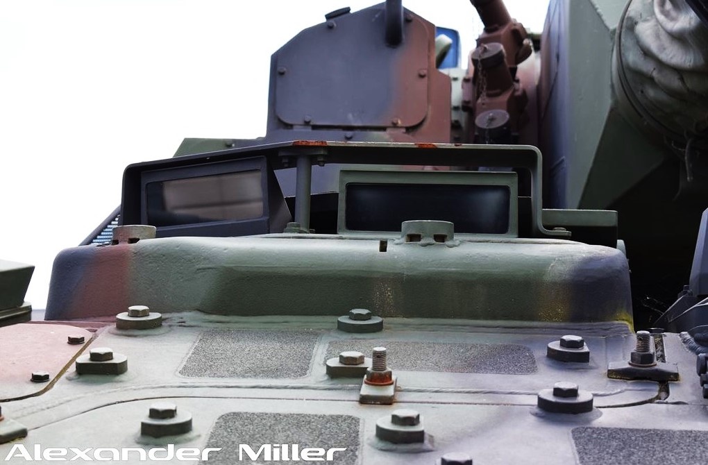 В крышке люка мехвода монтируются два перископических прибора наблюдения, один из которых может заменяться тепловизионным прибором для вождения машины в ночное время. Фото: Alexander Miller