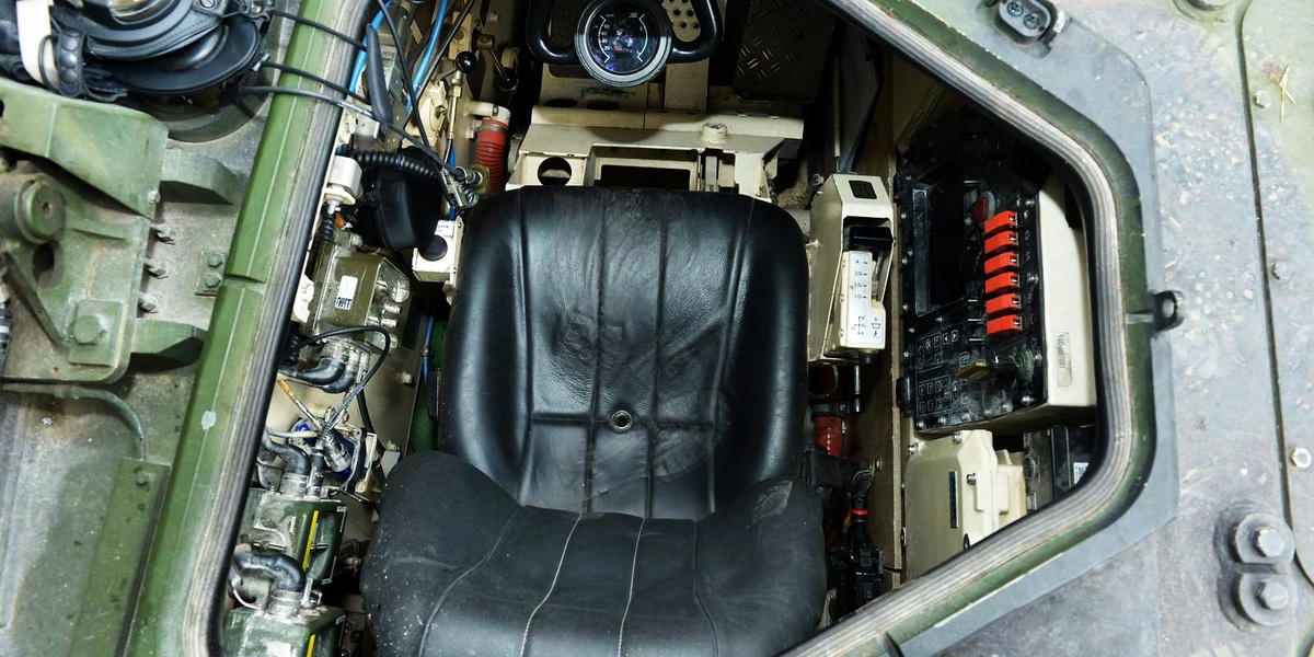 Вид на рабочее место механика-водителя Фото: https://www.bundeswehr.de/de/ausruestung-technik-bundeswehr/landsysteme-bundeswehr/panzerhaubitze-2000