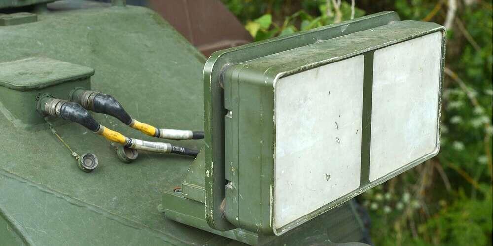 Модуль измерения начальной скорости снаряда на основе РЛС с фазированной антенной решеткой монтируется на орудийной маске.