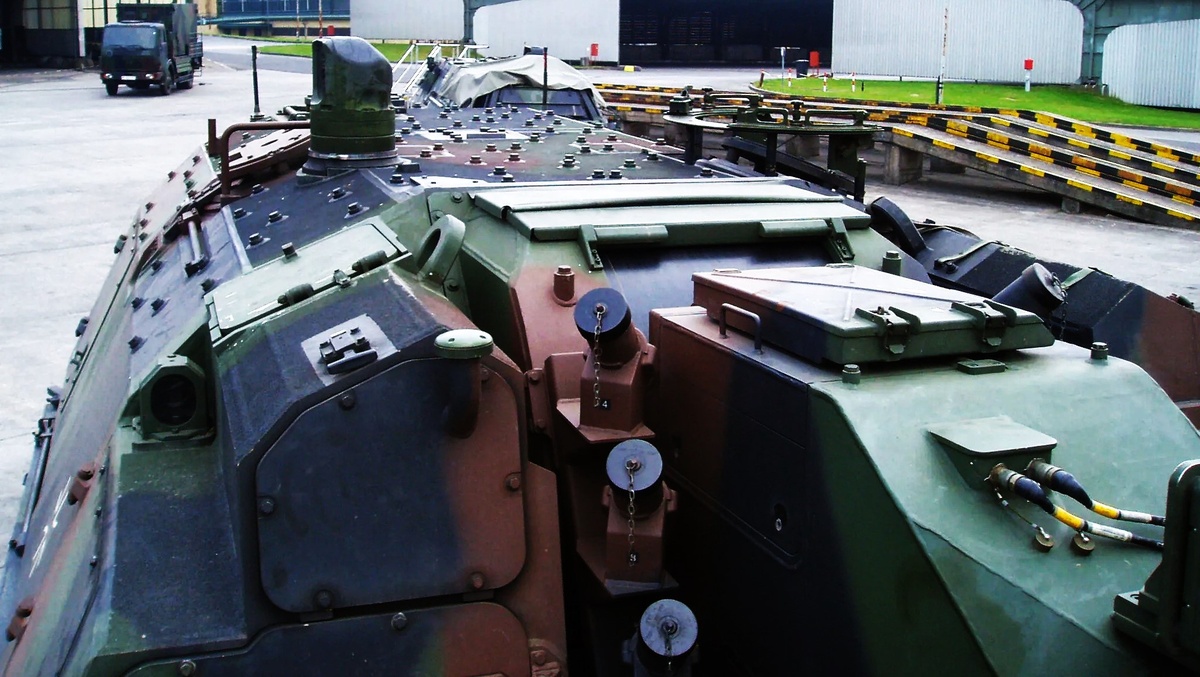 Левее верхнего дымового гранатомета видна антенна спутниковой навигационной системы GPS, выведенная через люк доступа к электронной аппаратуре.