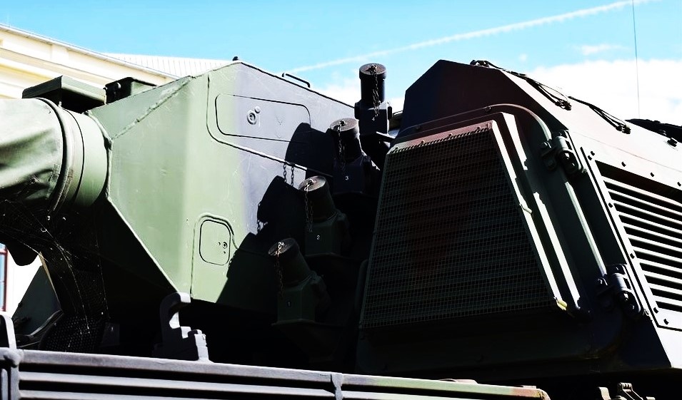 Правая часть башни. За радиаторами , предположительно, расположены элементы пневматической системы механизма загрузки боекомплекта и аппаратура системы кондиционирования боевого отделения.