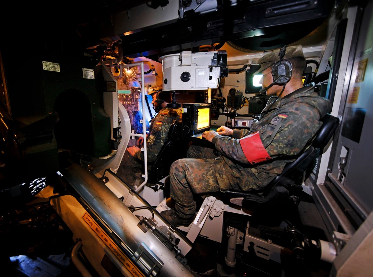 Командир и наводчик PzH 2000 на своих рабочих местах.