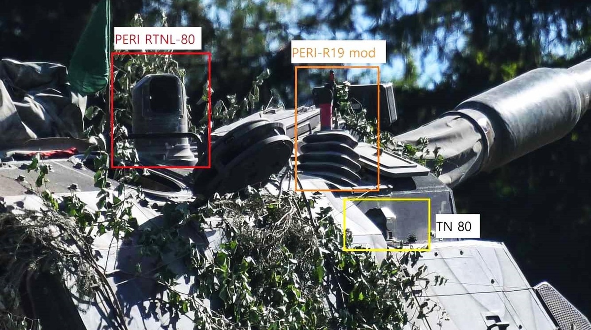 Размещение головных частей прицелов командира и наводчика на крыше башни.