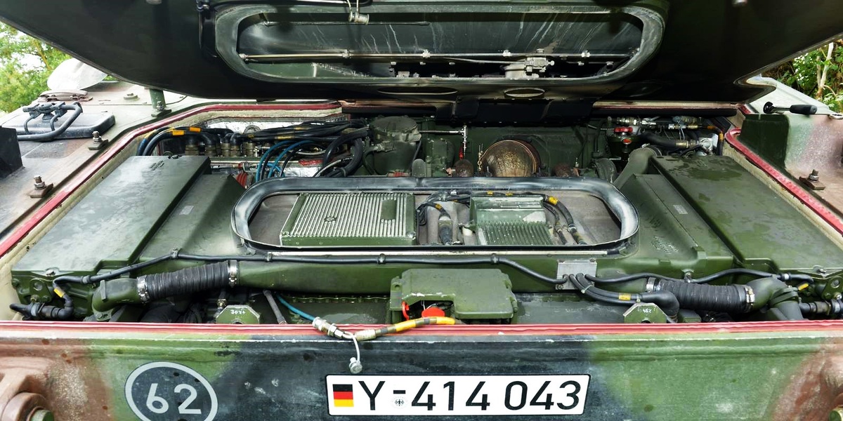 Вид на МТО с поднятым верхним лобовым листом корпуса. Фото: https://www.bundeswehr.de/de/ausruestung-technik-bundeswehr/landsysteme-bundeswehr/panzerhaubitze-2000