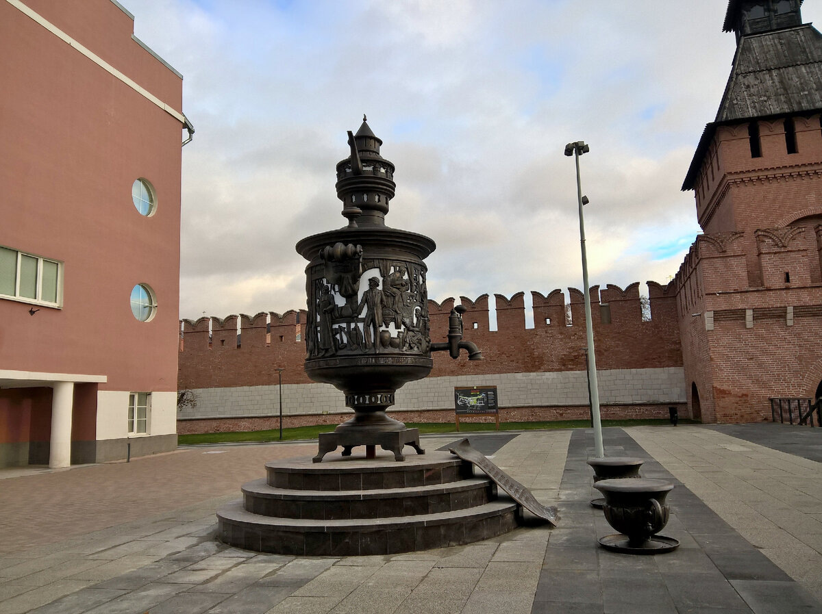 Памятник, установленный в 2023 году возле Тульского Кремля к 245-летию фабричного производства самоваров в Туле