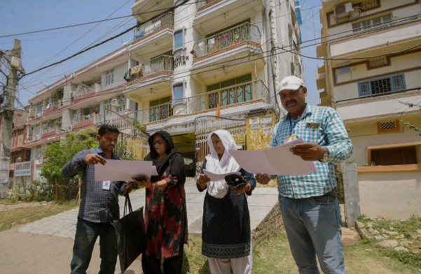 Бабульки смотрят список далитов в своей многоэтажке. Шучу.