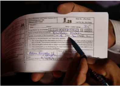 Человек вписывает свою касту в опросник