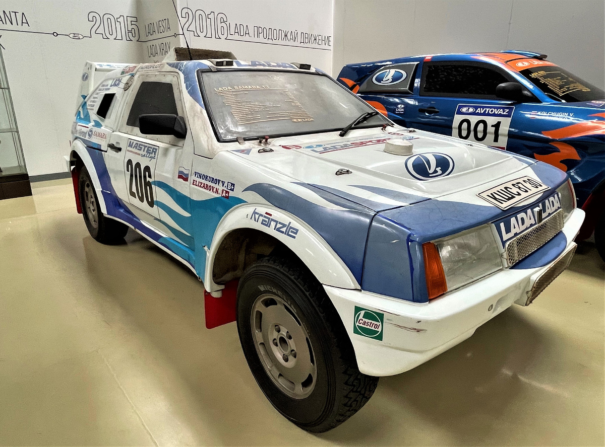 двигатель объёмом 3,6 литра и систему полного привода от Porsche 911 Carrera 4 (так называемой Porsche 964).