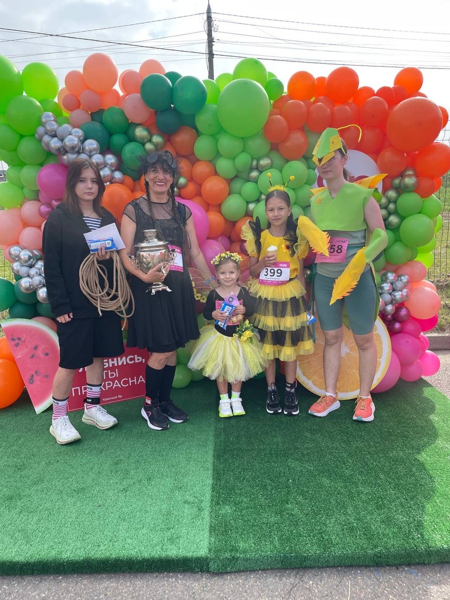 Я с девчонками. Участвовали в костюмированном забеге на 7км