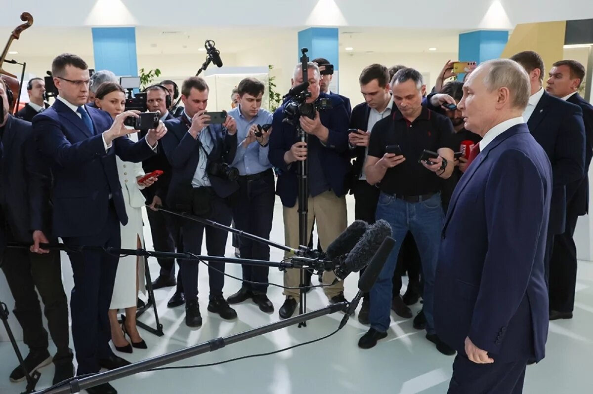    19 мая 2025. Президент РФ Владимир Путин выступает перед журналистами в образовательном центре "Сириус" после телефонного разговора с президентом США Дональдом Трампом.