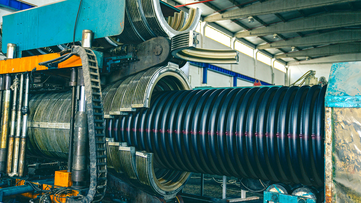 Узнайте, как избежать распространённых ошибок при устройстве системы водоотвода и выбрать материал, который прослужит десятилетия.