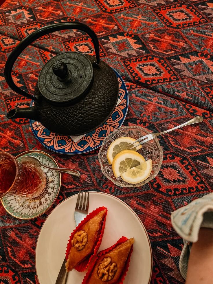 Шакер-бура - азербайджанская сладость в виде небольших пирожков из дрожжевого теста, с рисунком на поверхности и начинкой из молотого лесного ореха, сахара и кардамона.