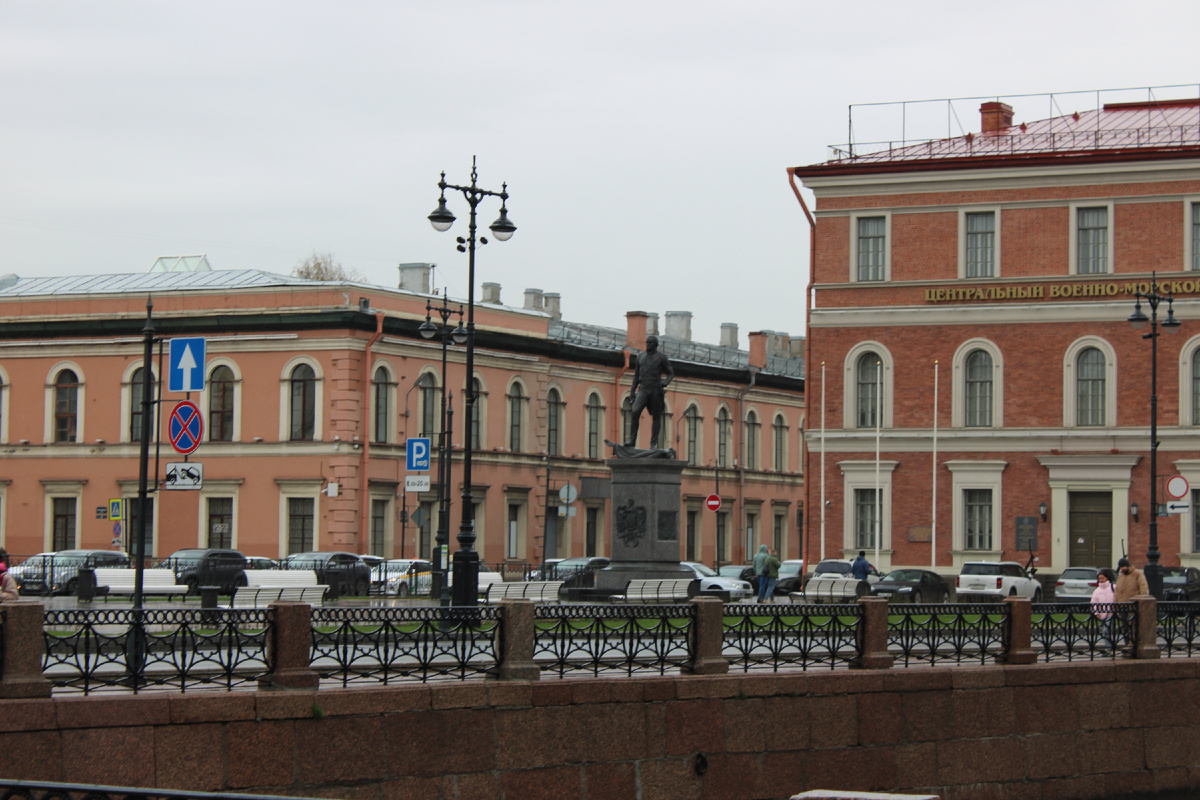 Памятник адмиралу Ф.Ф. Ушакову. Фото автора