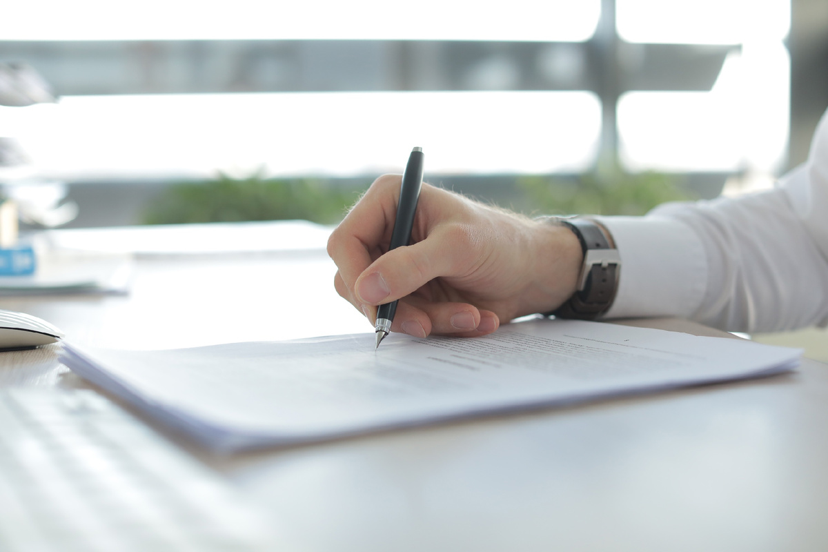 Узнайте, что делать, если вы взяли кредит и перевели деньги мошенникам. Возможно ли списание долга через банкротство? Да — и это законно.