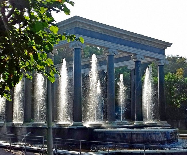 ПЕТЕРГОФ. ЗАПАДНАЯ ЧАСТЬ НИЖНЕГО ПАРКА. Львиный каскад и Мемориальная скамья