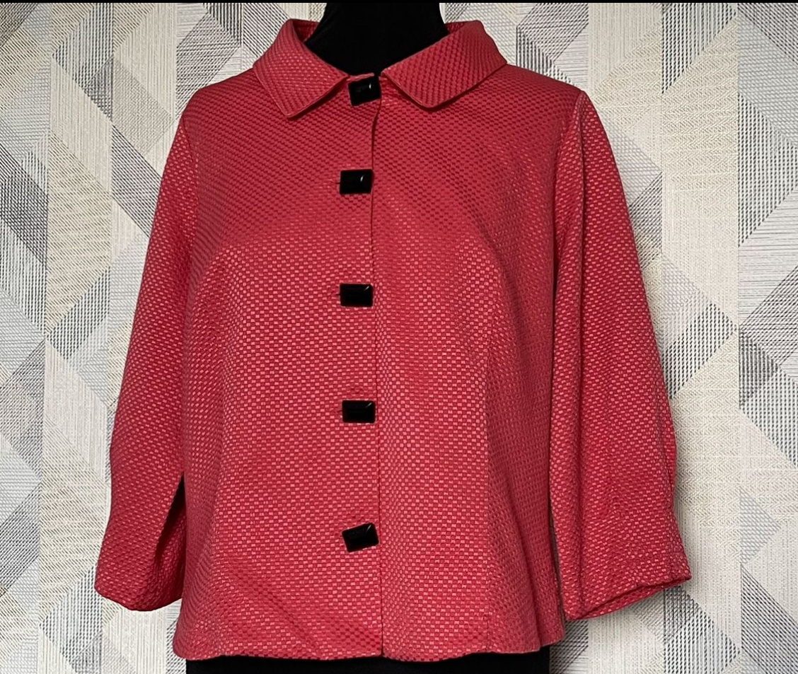 Моему манекену жакет большеват, поэтому сидит не очень. Но так он довольно интересный и аккуратный.