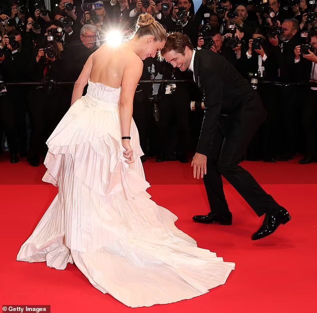 на фото: Роберт Паттинсон случайно наступил на платье Дженнифер Лоуренс на Каннском кинофестивале 2025 года