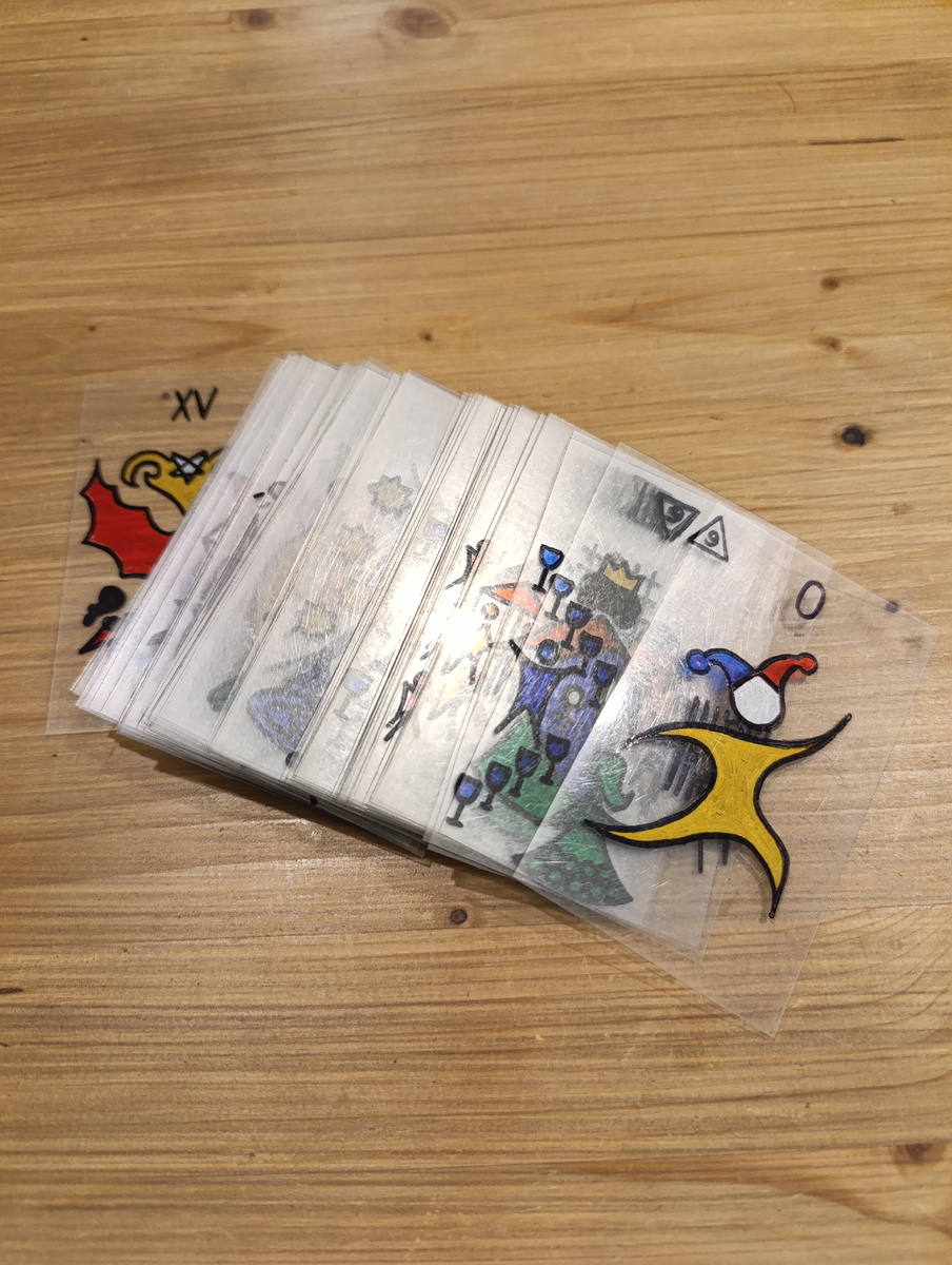 Смотрим на подколодную карту и ту, что легла поверх колоды. Они об общей атмосфере расклада. О ней чуть ниже. 