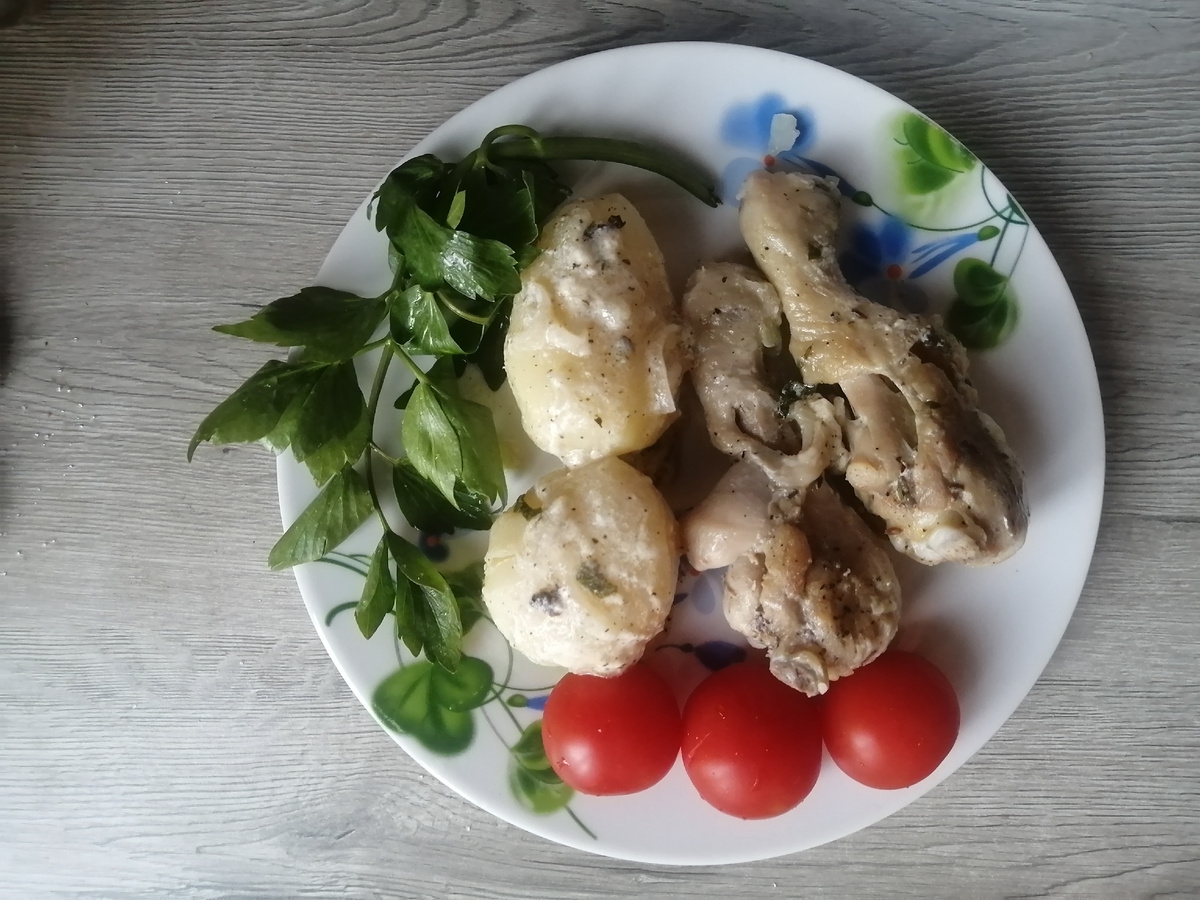 Голень тушеная и картошка. 