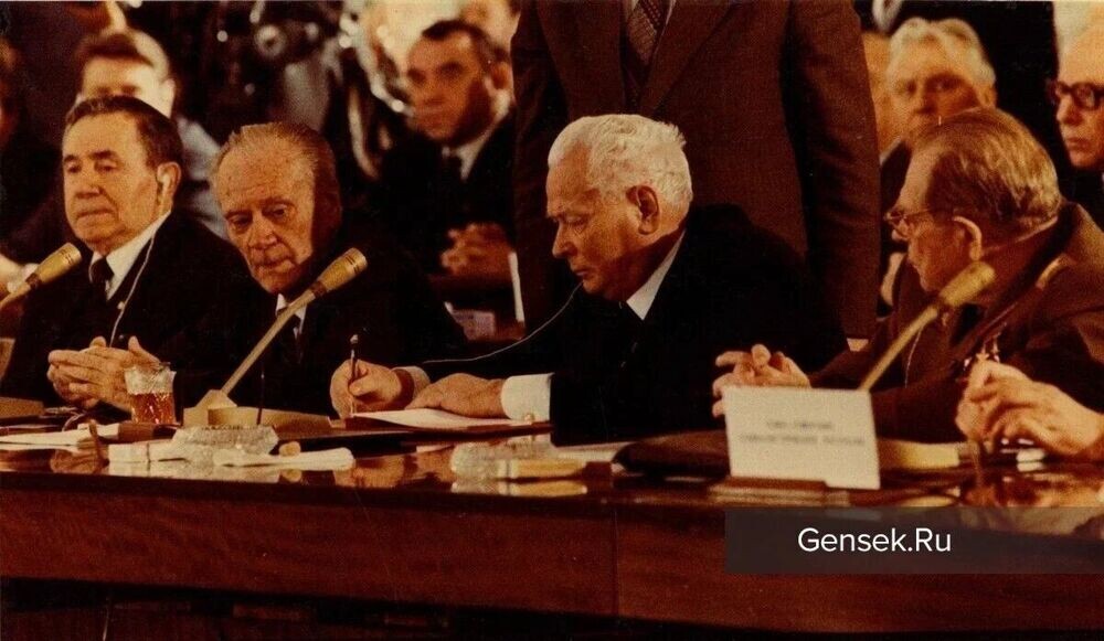 К.У. Черненко подписывает документы Экономического совещания стран-членов СЭВ на высшем уровне. Кремль, 14 июня 1984 года