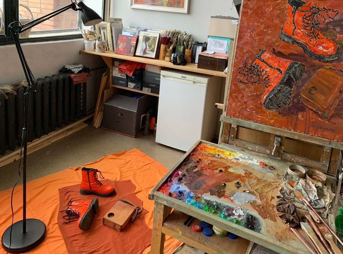 Полина Горецкая "Оранжевые ботинки" 2025 холст, масло 80х60