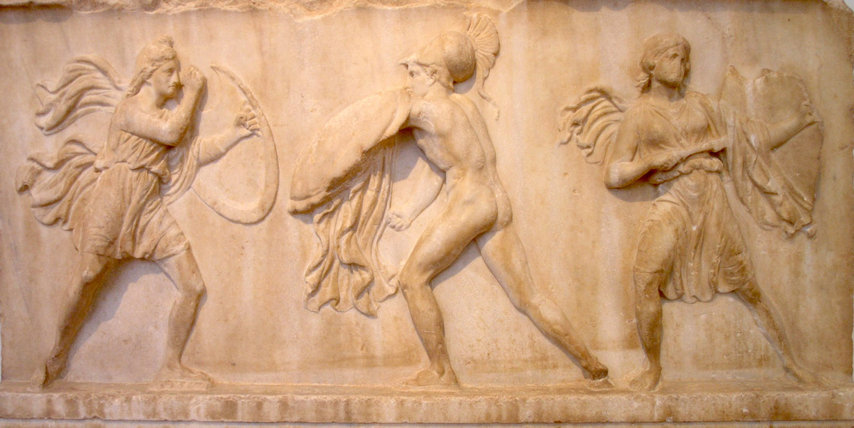 Две амазонки сражаются с греком. Рельеф из Афин, IV в. до н.э.