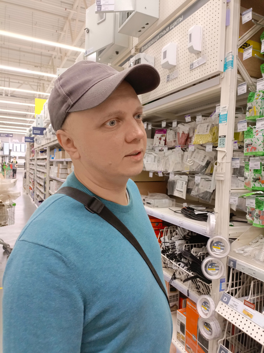 Мне кажется, что это любимый магазин мужа. Во многих отделах я чувствую себя так же, как мужчина в магазине женской одежды