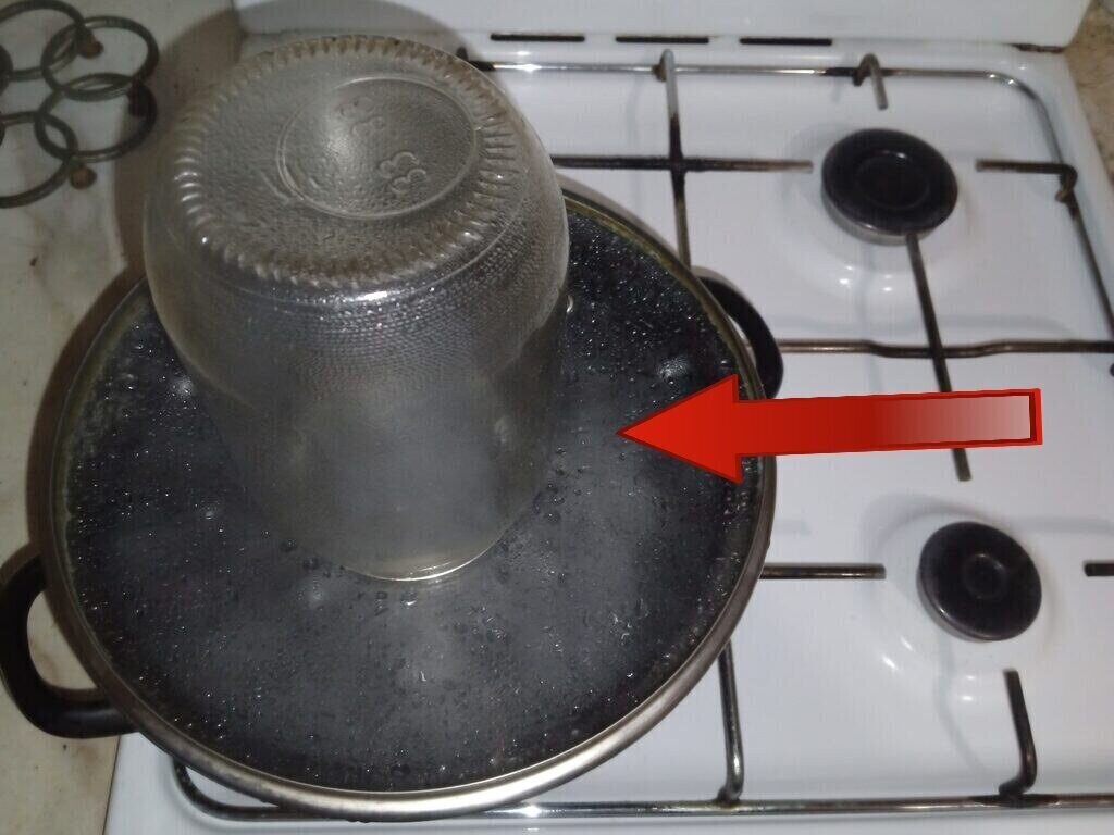 Банки должны быть чистыми: тщательно вымойте их с содой или средством для мытья посуды, а затем хорошо прополощите.