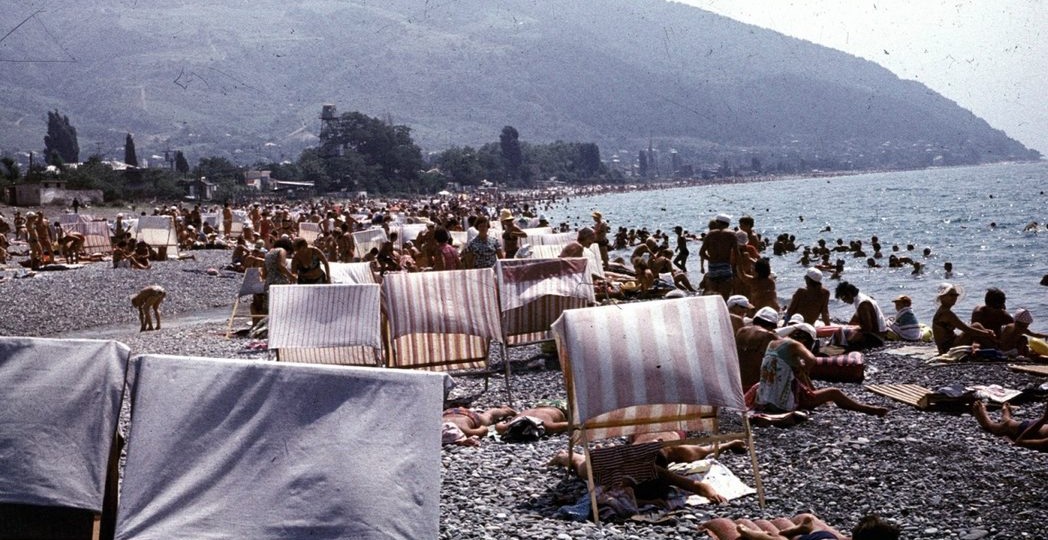 Как проводили время на пляже в СССР: простые радости и газетные коврики. Смотрим фотографии
