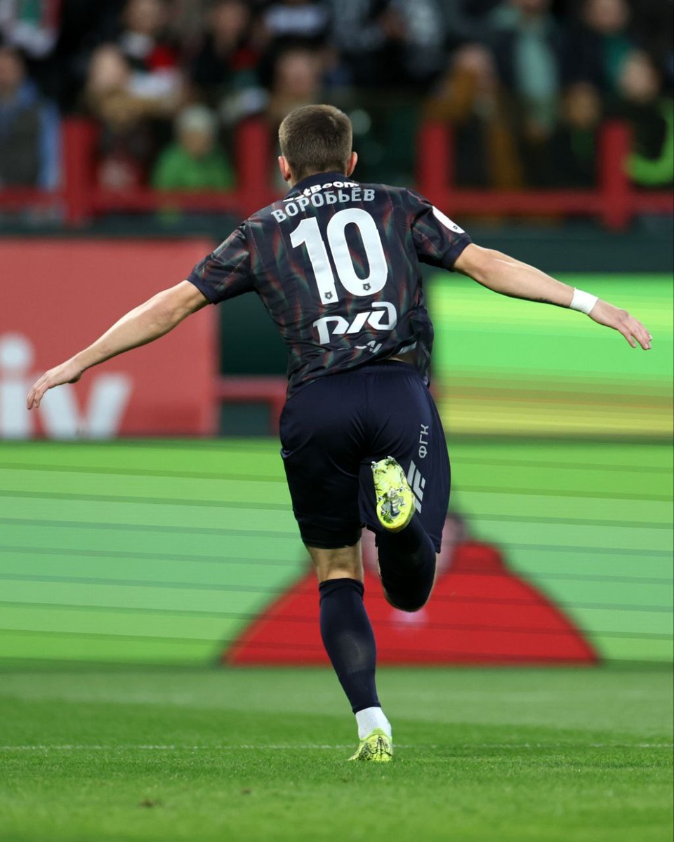 Воробьев празднует гол. Фото тг-канал "Локомотива"