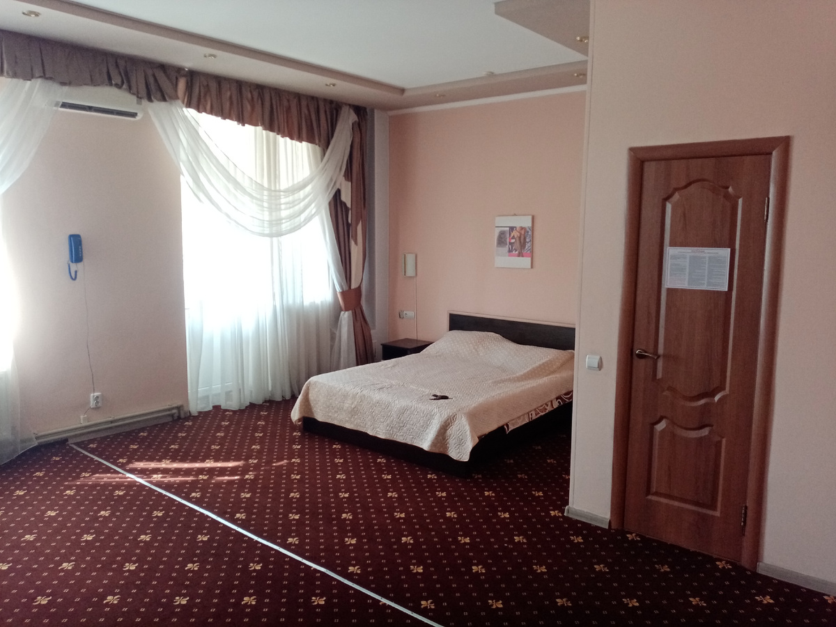 Отправная точка всех отпускных променадов - номер в отеле. После дальне дороги на не пришлось выбирать. Нам попался уютный вариант 🛋️