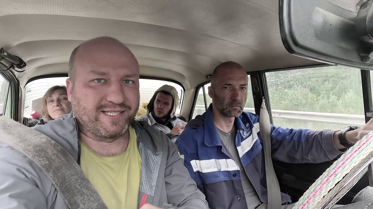 Наш "Москвич" пересекает мост. Вперед, только вперед, в Оротукан!