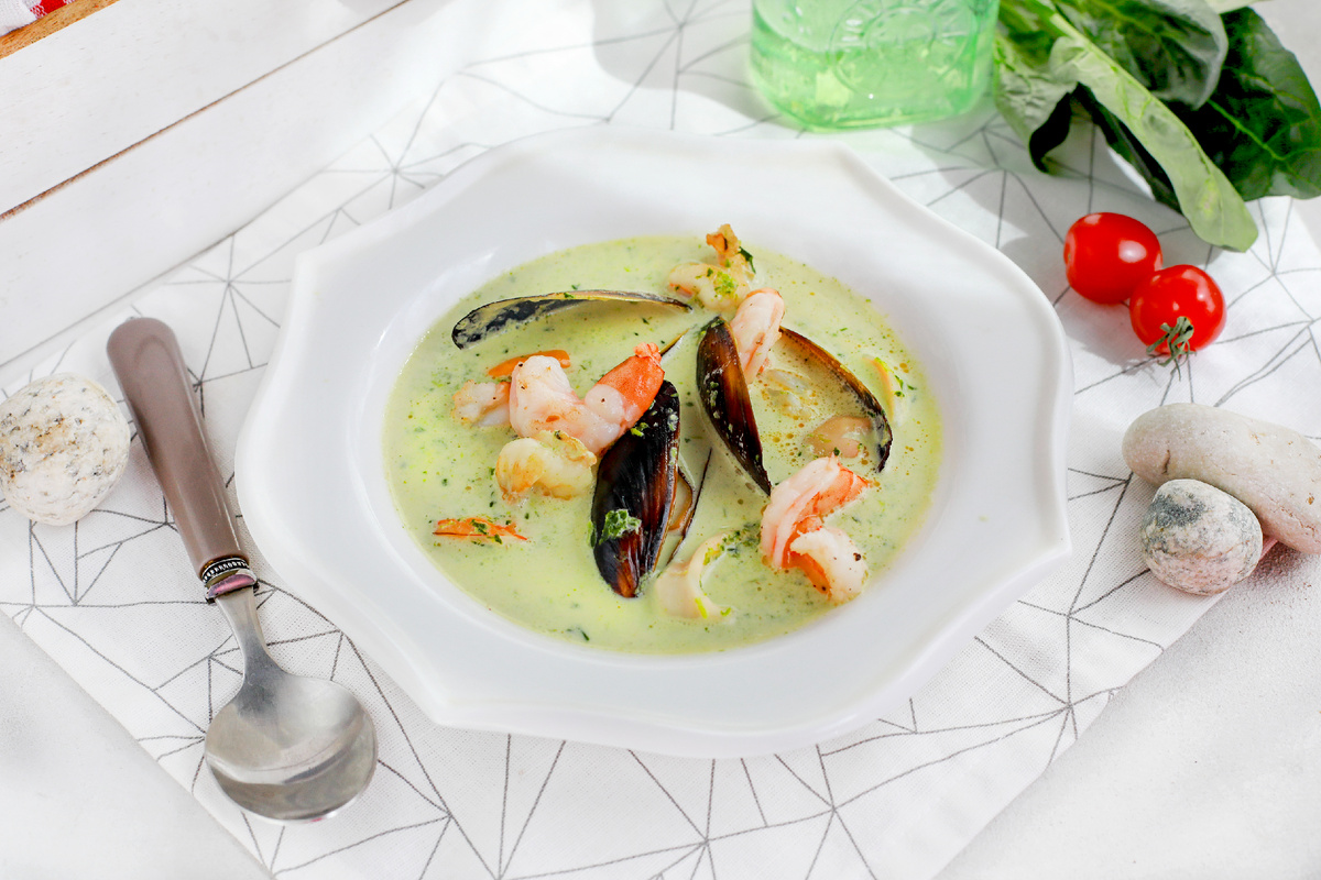 Зеленый карри суп с морепродуктами и шпинатом на рыбном бульоне