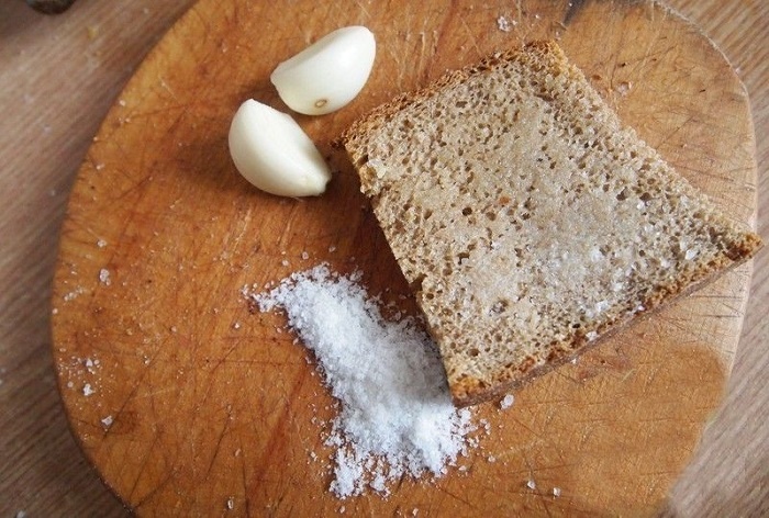 Хлеб с чесноком, растительным маслом и солью. / Фото: pinterest.com