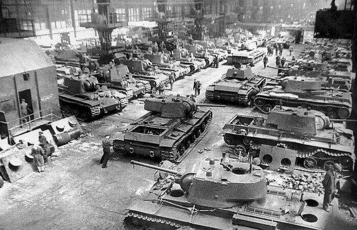 Сборка танков КВ-1 на Кировском заводе Ленинграда в годы войны. /Фото: pinterest.com.