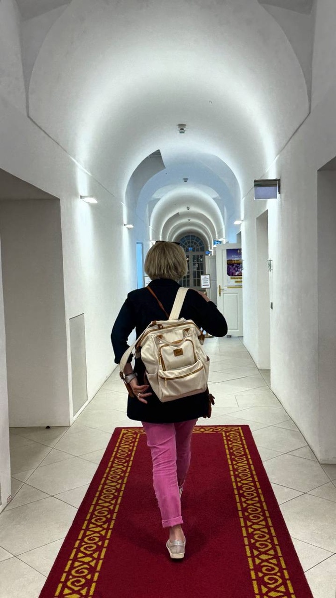 Коридор, идём за билетами.