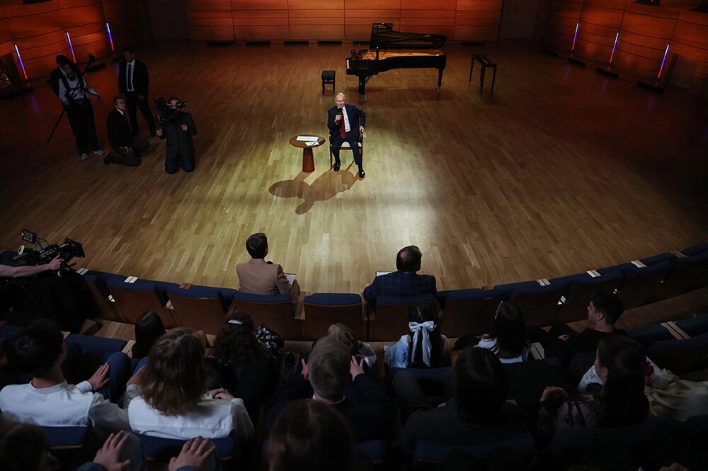    Встреча президента РФ Владимира Путина с учащимися и педагогами в концертном зале новой Средней специальной музыкальной школы «Сириус». Фото:  РИА Новости/ Вячеслав Прокофьев