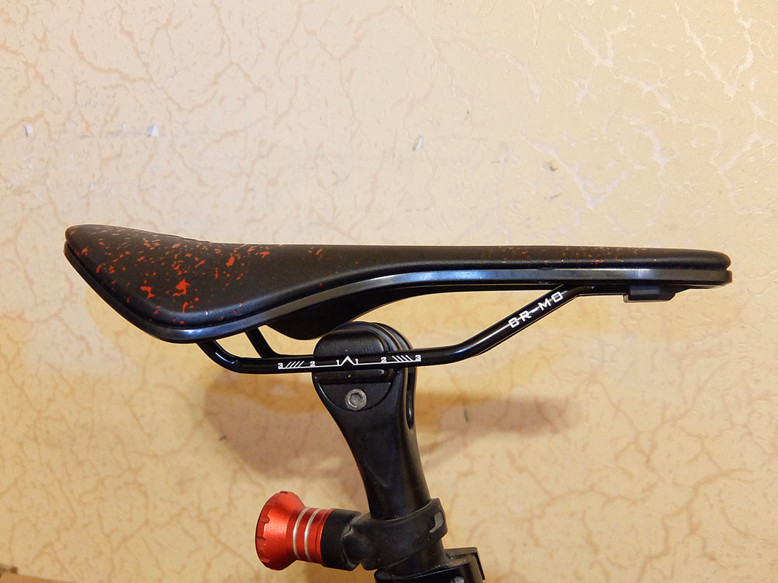 седло на рейлингах, которые позволяют менять его позицию относительно подседельного штыря