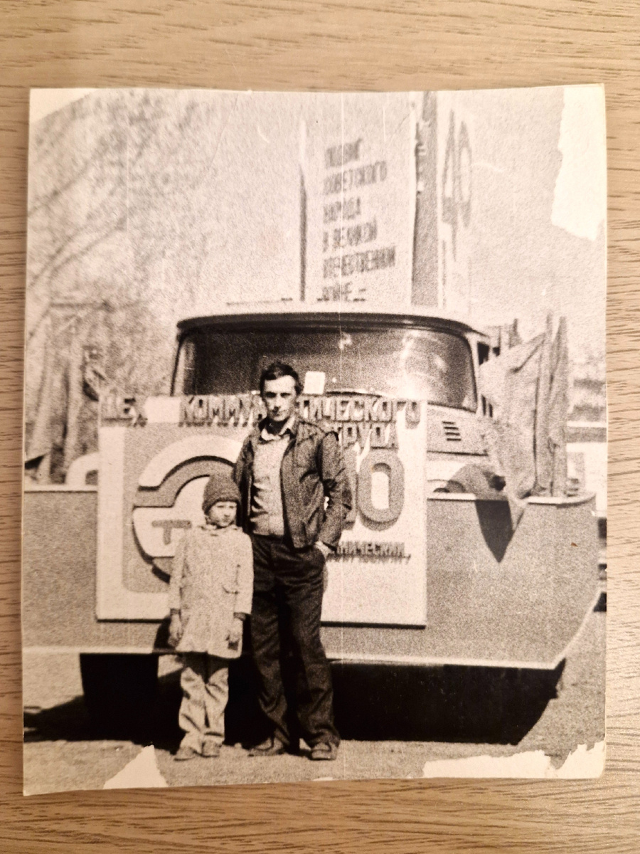 Фотография из моего архива, не подписана, местами пострадала. Точно знаю, что это фото с демонстрации. Папа - водитель. Я на демонстрации не ходила, а ездила. Удалось разобрать надпись у нас за спиной про 40 лет победы в ВОВ. Значит, это ровно 40 лет назад. Тут папе 30, а мне 8. Думали, что это демонстрация на 9 Мая. Но папа вчера сказал, что раньше машины наряжали только на 1 Мая или 7 Ноября. Скорее всего, это Первомай. И я, и папа❤️ 