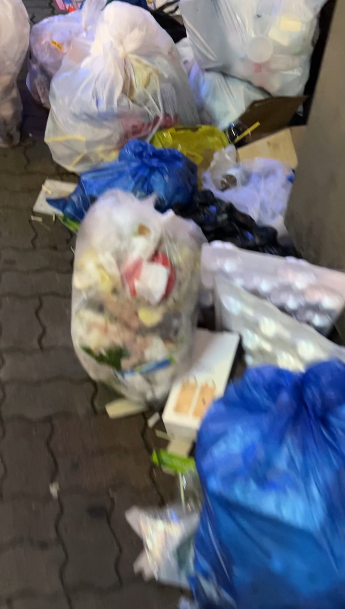 Часть мусора у тротуара 