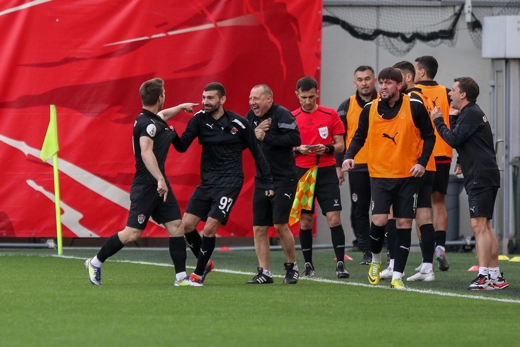 Резиуан Мирзов (второй справа). Фото ФК ХИМКИ 