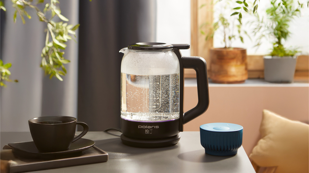 Умный чайник Polaris с Wi-Fi управлением и регулировкой температуры. Идеален для заваривания полезного травяного чая к сладким перекусам.