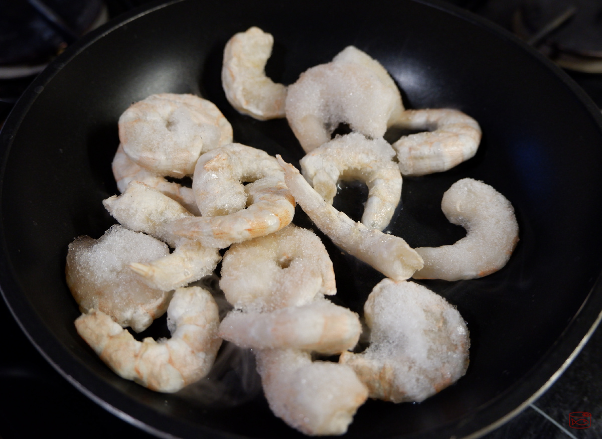 Я их без разморозки отправляю на сковороду прямо в глазури. 10-15 минут – и готово. Снежок на фото – следствие температурных перепадов, с которыми столкнулись креветки во время разморозки морозилки