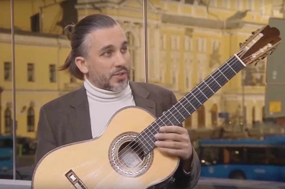    Гитарист Артем Дервоед.