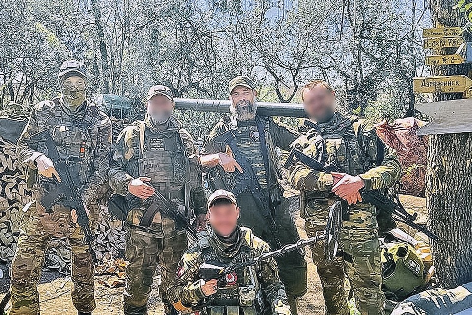    В подразделении нет «начальников» и «товарищей командиров». Друг к другу тут обращаются «братец», а командир (по центру) - дядя Гайдук. Фото: Личный архив Евгения Николаева