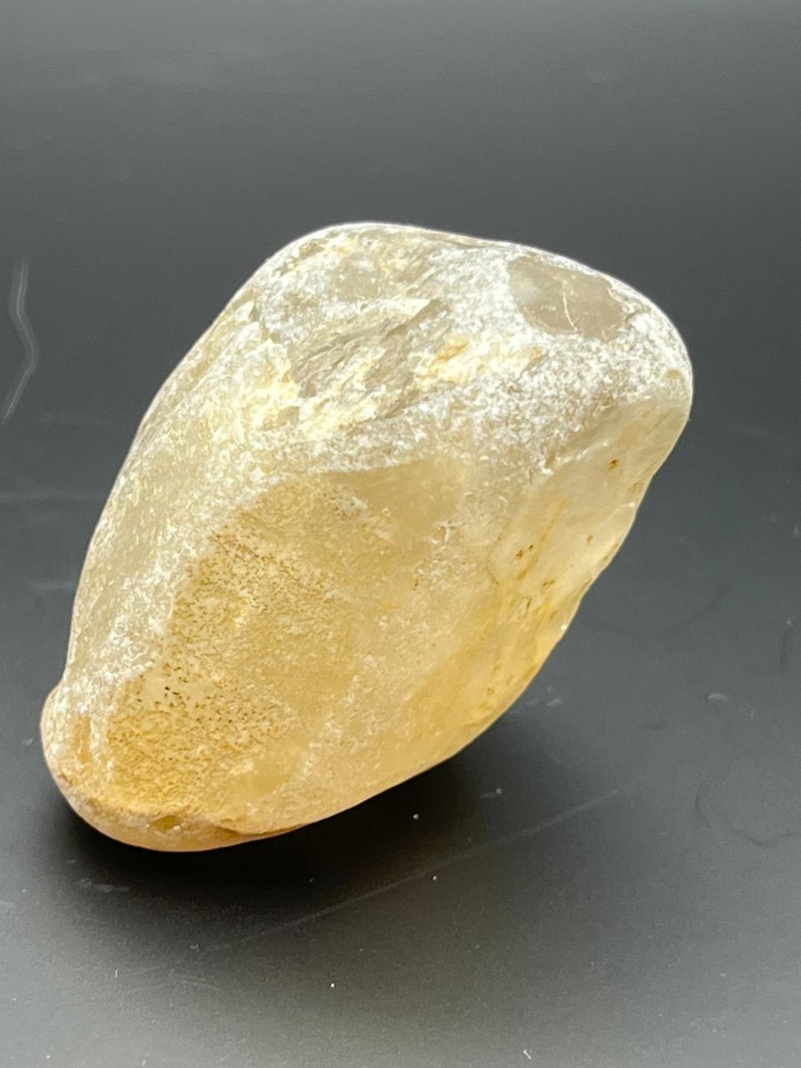 На фото трудно показать. Кроме того все его грани окатались в реке