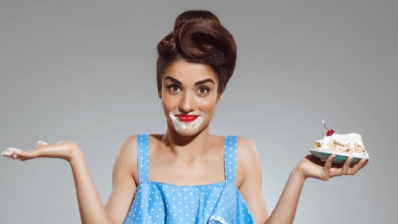     Девушка с десертом. freepik.com/cookie_studio