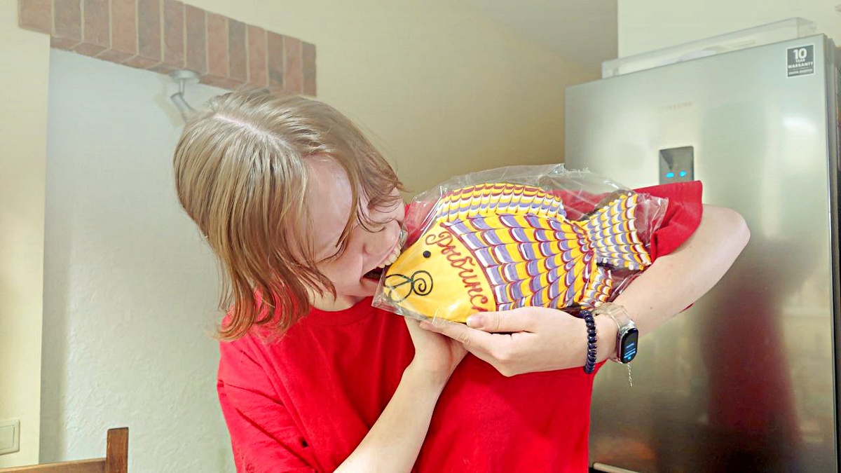 Из личного архива автора. Одна из внучек с презентом - рыбинским пряником