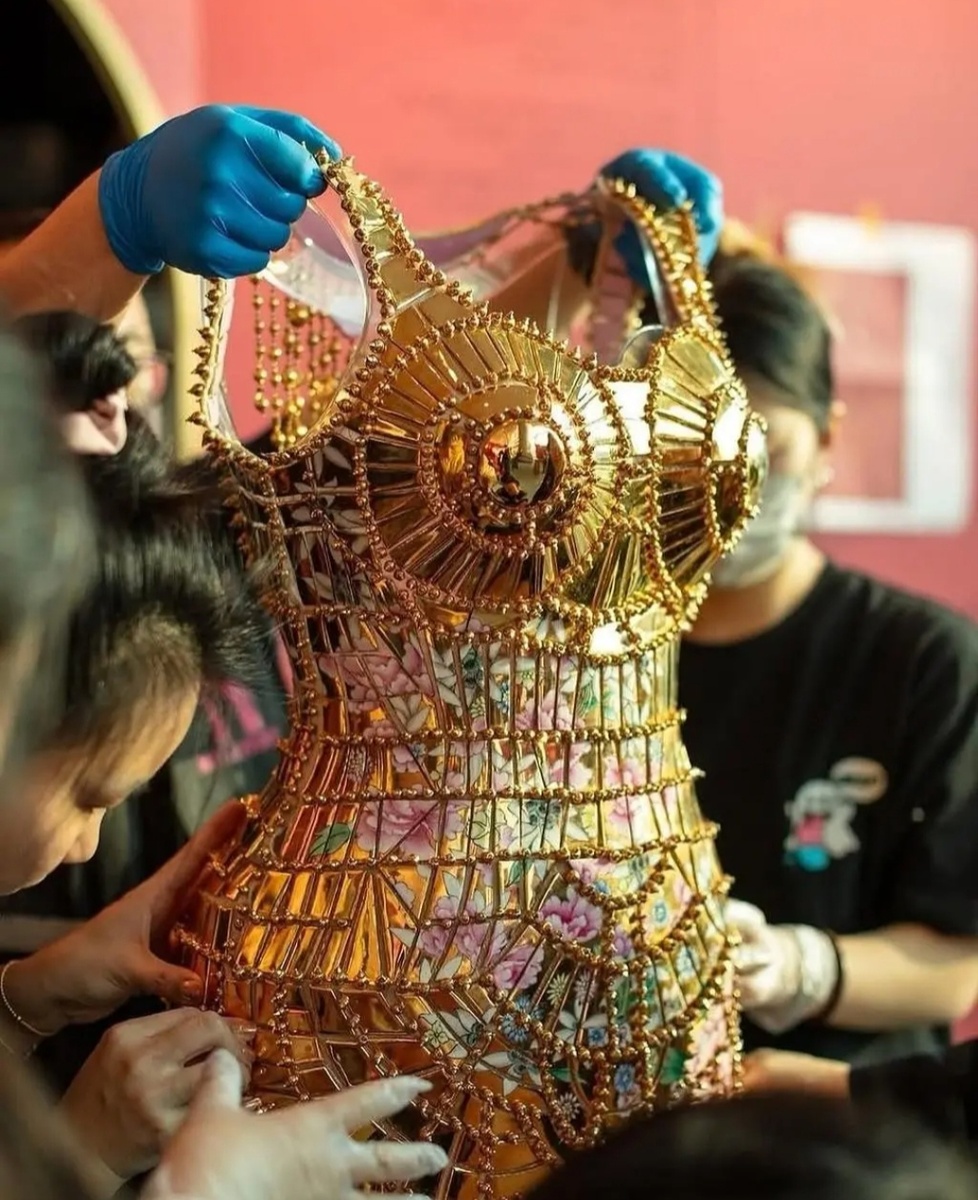 Фарфоровое платье от дизайнера Гоу Пей 2025г