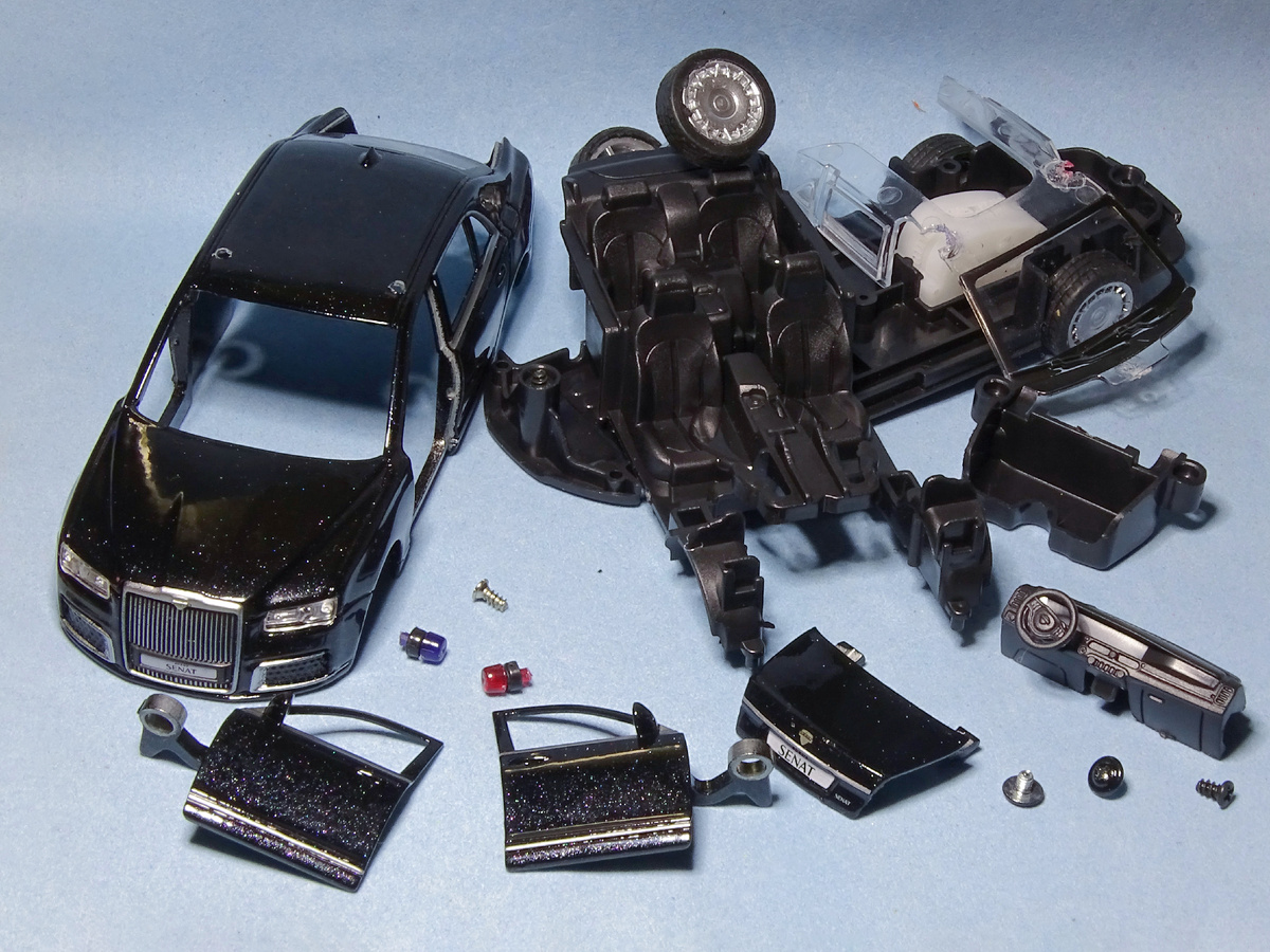 Рис. 1. Модель автомобиля Аурус «Сенат» от «Технопарк» в разобранном виде